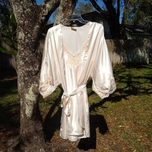 Set lacey ivory robe & chemise